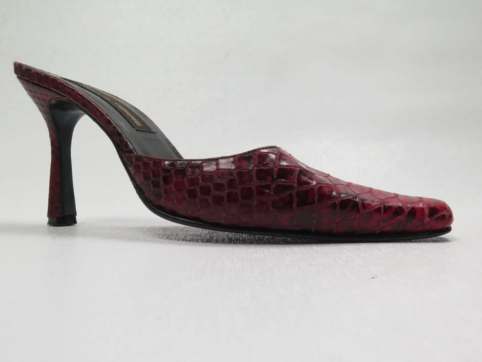Women’s 90s Vintage Pied De Tierre Wine Snakeskin Mules 5/38 {Narrow Fit}